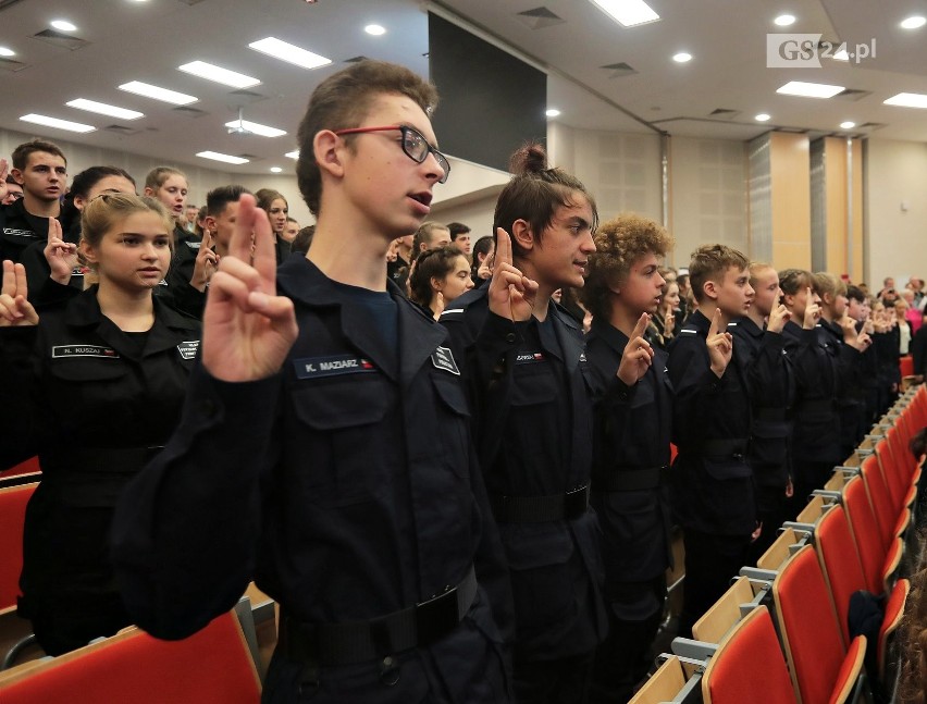 Uczniowie klas mundurowych z VII LO w Szczecinie złożyli ślubowanie [WIDEO, ZDJĘCIA]