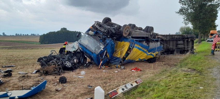 Śmiertelny wypadek w Jałowęsach na krajowej "74". Ciężarówka przygniotła osobówkę