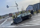 Wypadek na trasie Białystok - Supraśl. Niedaleko Biedronki Caddy wypadł z drogi i zatrzymał się na płocie