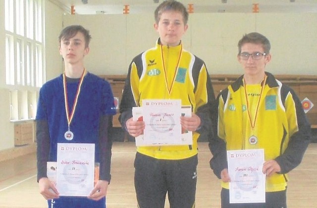 Jego młodsi koledzy brali natomiast udział w zawodach otwarcia sezonu letniego w Kielcach. Z prawej Marcin Wójcik, obok Tomasz Jaros.