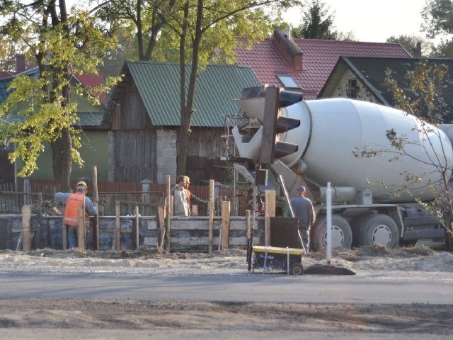 Trwa modernizacja drogi wojewódzkiej numer 871 w Tarnobrzegu. Na zdjęciu prace przy budowie chodnika i ścieżki rowerowej wzdłuż ulicy Sikorskiego.