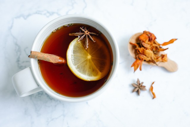 Herbata z dodatkiem cytryny nie tylko pomaga w zwalczaniu infekcji, ale przyspiesza także proces odtruwania organizmu.