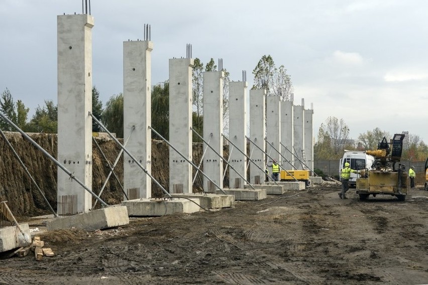 Bytom: filary pod główną konstrukcję dachu lodowiska już stoją ZDJĘCIA