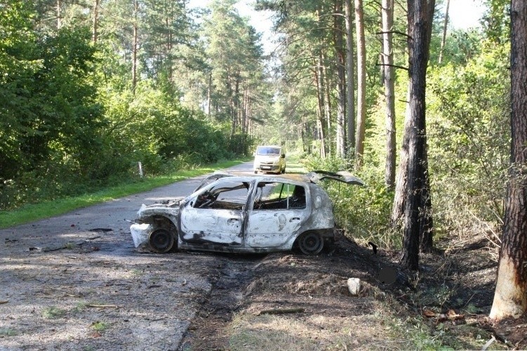 Radziwiłówka-Mielnik. Śmiertelny wypadek. 33-latek spalił się w rozbitym clio (zdjęcia)