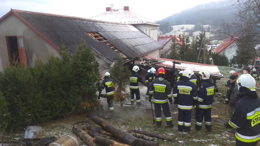 Porąbka. Pożar w wędzarni. Straty wstępnie oszacowano na 12 tys. zł [ZDJĘCIA]