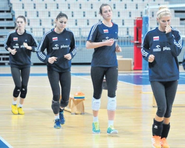Reprezentantki Polski na rozgrzewce przed wczorajszym treningiem w koszalińskiej hali.
