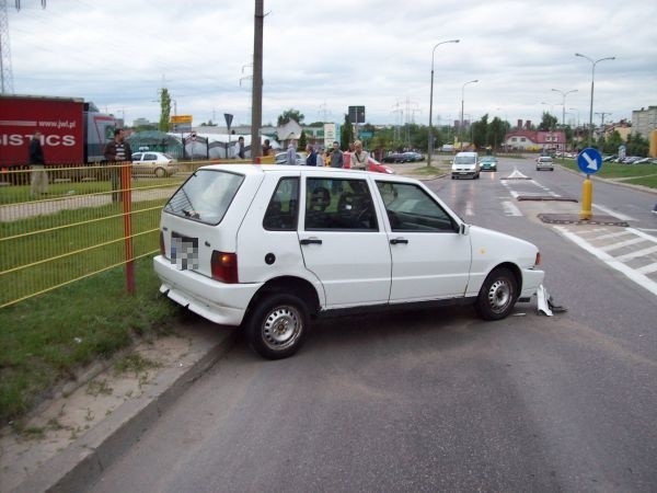 Kobiety za kierownicą! Uderzenie było tak silne, że fiat obrócił się o 180 stopni! Ale winnych nie ma