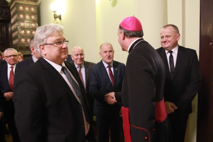 Sądeckiemu i Tarnowskiemu rzemiosłu pobłogosławił biskup tarnowski ks. Andrzej Jeż. Opłatkowe spotkanie w ratuszu