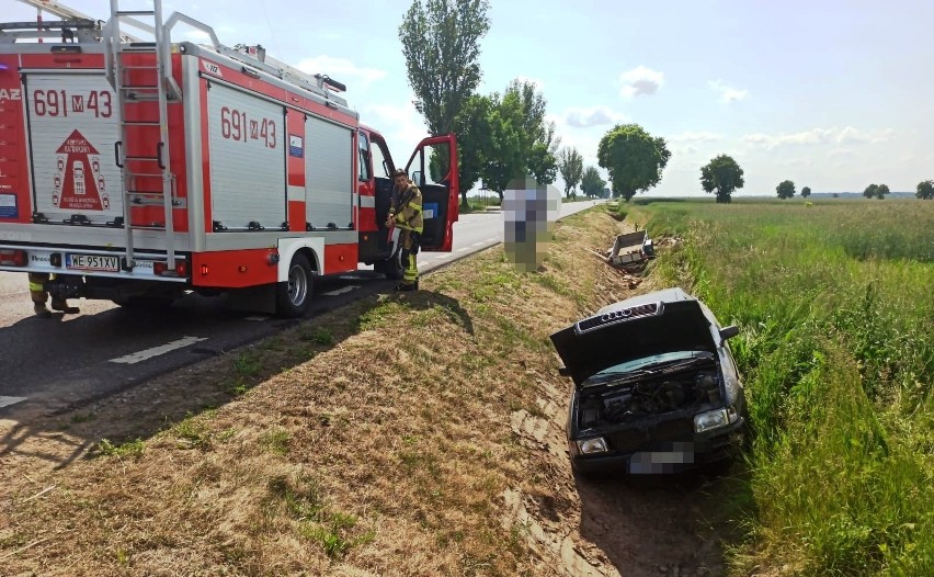 Kręgi. Samochód wpadł do rowu. 5.06.2021. Zdjęcia