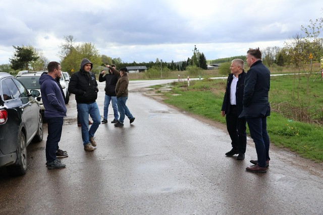 Władze powiatu przekazały wykonawcy plac budowy