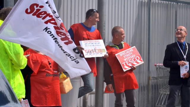 Przed radomskim sklepem Tesco protestowali pracownicy sieci.