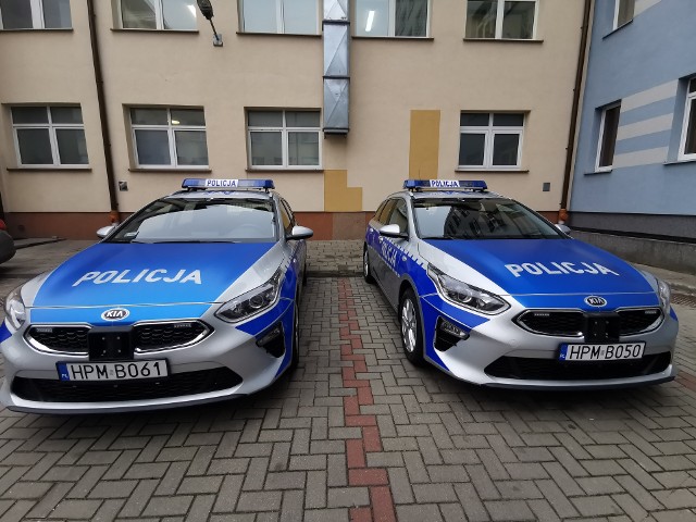 W piątek w białostockiej komendzie odbyło się uroczyste poświęcenie i przekazanie pojazdów służbowych jednostkom podległym Komendzie Miejskiej Policji w Białymstoku.