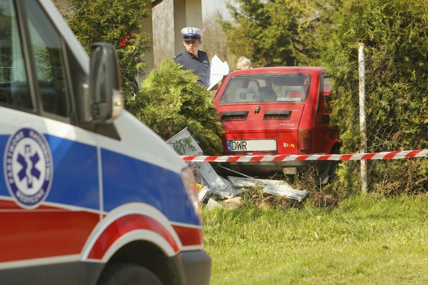 Mały fiat przeleciał przez ogrodzenie. Kierowca nie żyje (ZDJĘCIA)