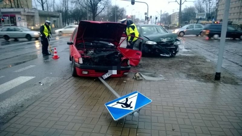 Wypadek na al. Piłsudskiego. Cztery osoby ranne na skrzyżowaniu [ZDJĘCIA]