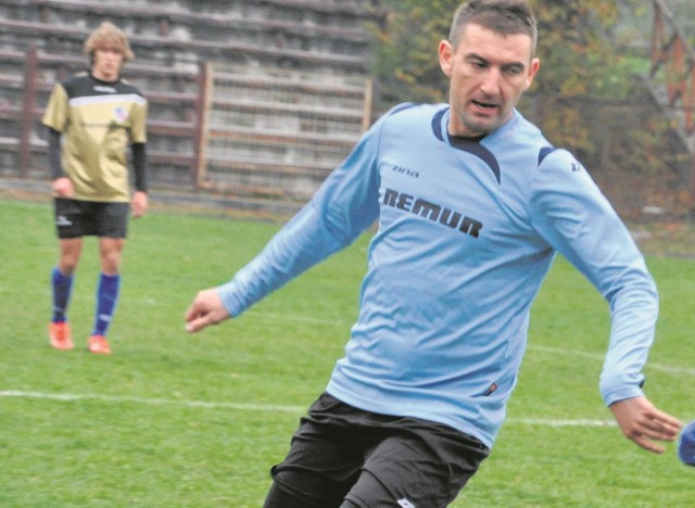 Popularny „diabeł”, czyli Michał Bała, strzelił dla Wiernej Małogoszcz zwycięskiego gola w derbach z Naprzodem Jędrzejów.