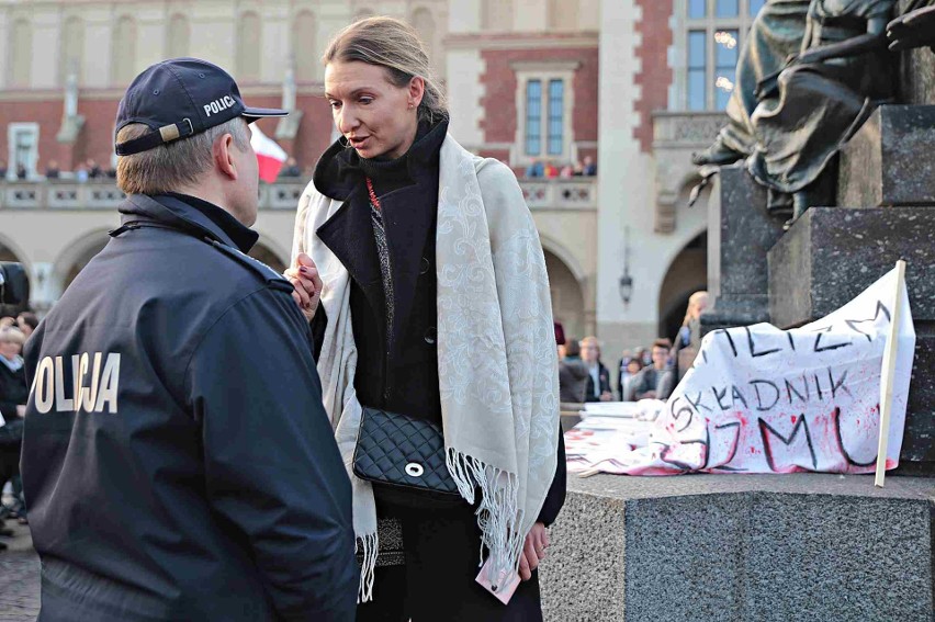 Pod hasłem "Polska wolna od Kościoła!" protestowali uczestnicy zgromadzenia na krakowskim Rynku