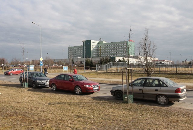 Aby nie wjeżdżać na parking przed szpitalem na Józefowie, kierowcy zostawiają samochody na chodnikach i trawnikach.