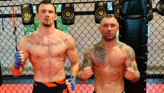 Tomasz Romanowski (z prawej) zadebiutuje w sobotę w federacji KSW. Powalczy w kategorii 77,1 kg