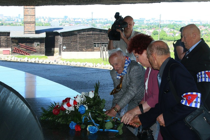 Niebieskie róże dla ofiar obozów zagłady. W Lublinie oddano hołd poległym. Galeria zdjęć