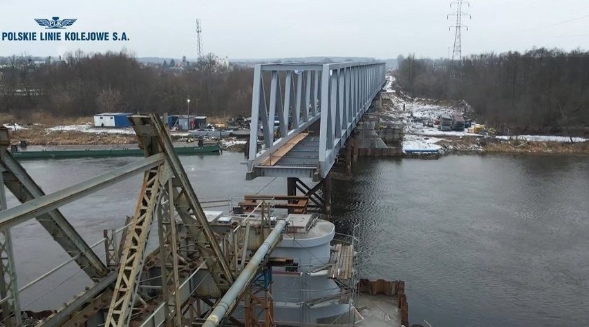 Ostrołęka. Remont mostu kolejowego. Zobacz jak nasuwano nowy most kolejowy nad Narwią. Wideo