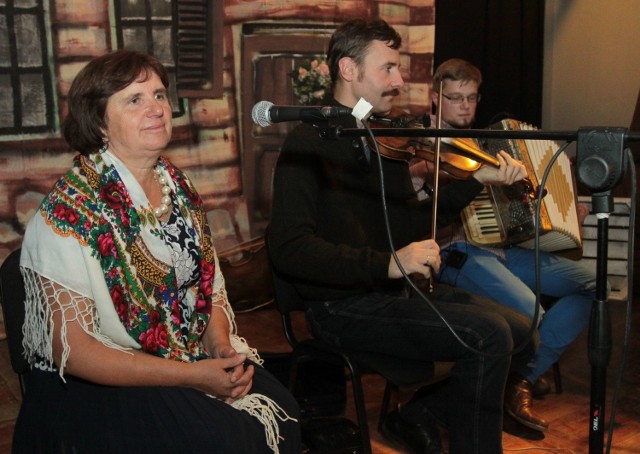 Maria Siwiec, śpiewaczka z Gałek Rusinowskich poprowadziła warsztaty z przyśpiewek i śpiewała z Zawołanym Składem Weselnym.