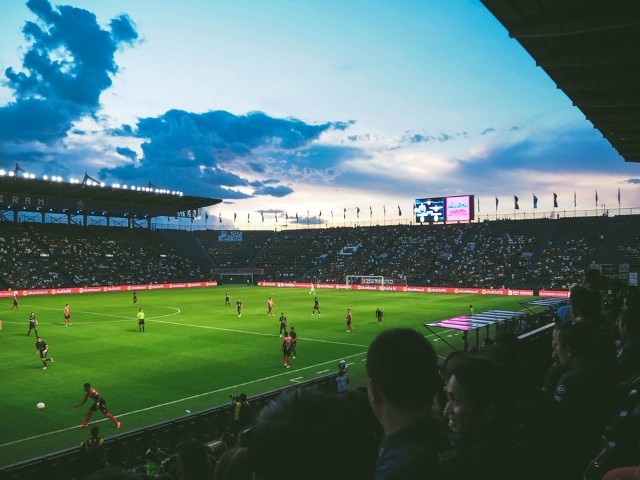 Piłkę można kochać, ale tylko niektórzy są gotowi na prawdziwe poświęcenia. Wszystko dla kochanego sportu! Gdy przychodzi czas mistrzostw w piłce nożnej, dla mężczyzn wszystko inne staje się mniej ważne. W takiej sytuacji znalazł się mieszkaniec Pucka? Do wyboru ma własny ślub i mecz Polski z Senegalem. Co wybierze? Odpowiedź nie jest oczywista!  Kliknij dalej, aby się przekonać>