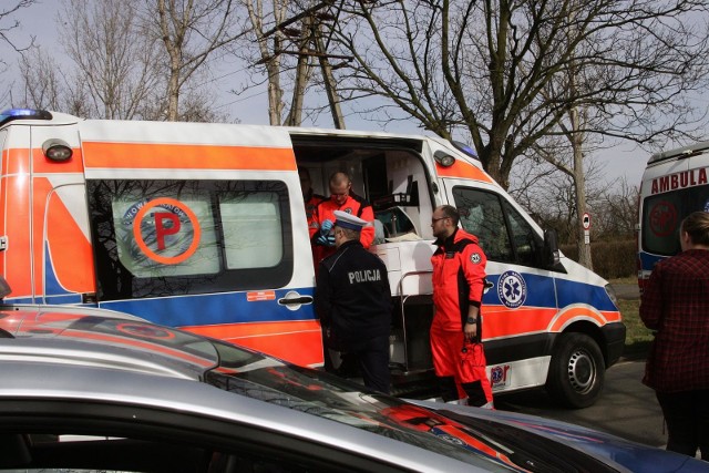 Karetka zakopała się w błocie i nie mogła dalej jechać. Fot.