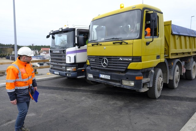 Coraz bliżej końca prac przy wiadukcie na ulicy Łódzkiej. Drogowcy wczoraj rano przystąpili do prób obciążeniowych obiektu. Ostatecznie wiadukt zostanie udostępniony dla ruchu pod koniec maja. - Próba statyczna polega na tym, że od zamawiającego dostajemy całą dokumentację. Następnie na podstawie wszystkich danych materiałowych i konstrukcyjnych modelujemy obiekt w programie komputerowym. Zakładamy obciążenie normowe i wtedy na podstawie danego obciążenia jesteśmy w stanie powiedzieć o ile taki obiekt powinien się ugiąć. Następnie wykonujemy pomiary już bezpośrednio na obiekcie. Wówczas jesteśmy w stanie stwierdzić naprawdę czy wytrzyma obciążenia, które wcześniej założyliśmy - tłumaczył Wiktor Kołodziej z firmy Aspekt Laboratorium.Zobacz także: Kradzież roweru przy Mickiewicza w Toruniu. Są zdjęcia złodziei! Pomóżmy ich złapać!Wczorajsze testy wiaduktu przy ul. Łódzkiej przebiegły pomyślnie: obiekt wytrzymał ciężar czterech ciężarówek o łącznej masie 128 ton.Próby obciążeniowe to ostatnie testy przed uzyskaniem stosownych zezwoleń i dopuszczeniem obiektu do użytkowania. W ramach inwestycji powstaje również tzw. infrastruktura towarzysząca m.in. chodniki oraz ścieżki rowerowe. Wykonawca urządzi ponadto tereny zielone wzdłuż przebudowywanej jezdni. Przypomnijmy, że w związku z prowadzonymi robotami na jezdni południowej przed  rondem Pileckiego nadal występuje zwężenie do jednego pasa ruchu. 