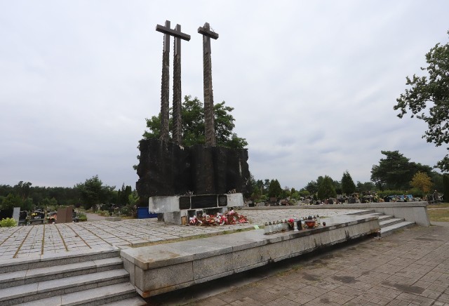 Pomnik pomordowanych na Firleju ma być odnowiony, remontowane będą też schody prwoadzące do postumentu.