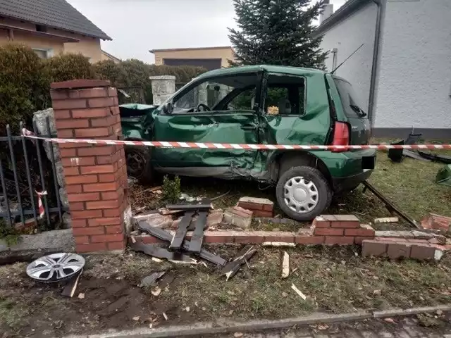 W Chróścicach na ul. Ligonia samochód osobowy uderzył w ogrodzenie. Podróżowała nim jedna osoba, której pomocy udzielił zespół ratownictwa medycznego. Do zdarzenia doszło tuż przed południem. Na miejsce pojechały cztery zastępy straży pożarnej.