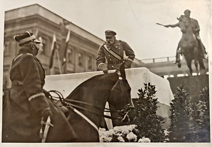 Marszałek Józef Piłsudski wraz z legionistą.