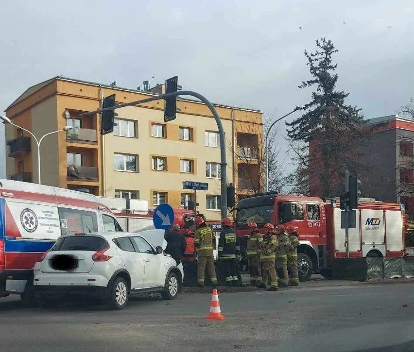Zderzenie karetki pogotowia z osobówką na skrzyżowaniu ulic w Ostrowcu. Służby w akcji