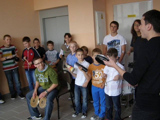 Grupka uczniów dała wczoraj krótki popis umiejętności na otwarcie "Domku perkusisty"