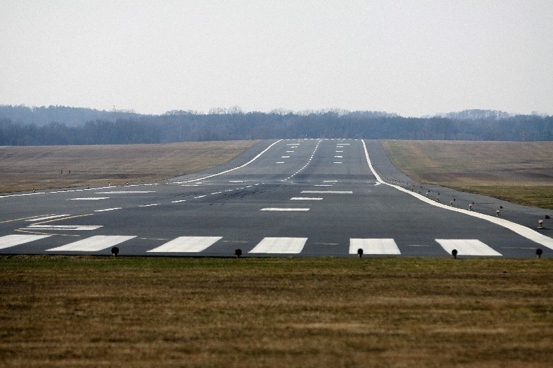 Pas startowy na lotnisku w Łodzi ma 2,5 km długości....