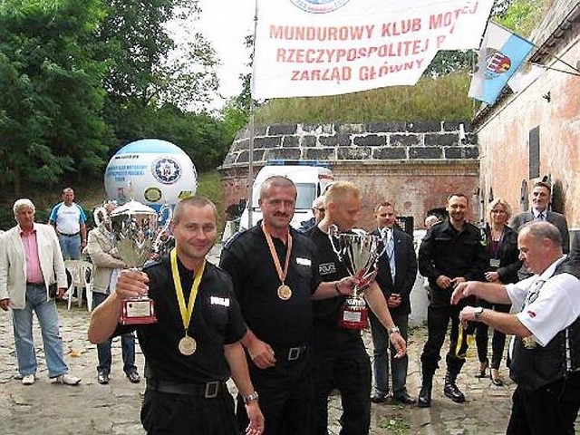 Toamsz Wasielewski i Piotr Kotewicz z pucharami za zwycięstwo drużynowe w zawodach.