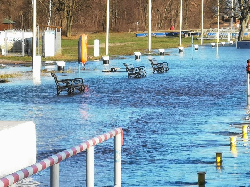 Sztorm w Świnoujściu. Bałtyk zatopił plażę oraz nabrzeża wysp. Takiej sytuacji nie było tu już dawno [ZDJĘCIA]