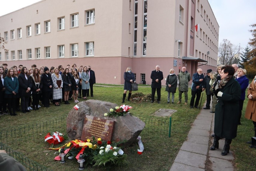 Uroczyste odsłonięcie tablicy upamiętniającej byłych dyrektorów XXVI LO w Łodzi