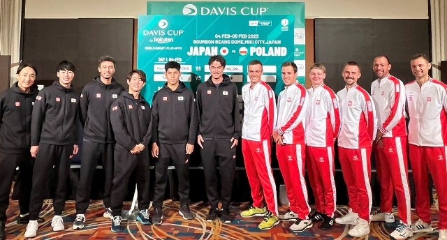 Reprezentacja Japonii (z lewej) okazała się zdecydowanie lepsza od Polski (z prawej)