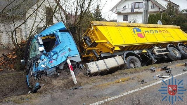 Roczny zakaz prowadzenia pojazdów mechanicznych na drogach RP oraz 3000 zł grzywny dla obywatela Litwy za spowodowanie kolizji w powiecie zambrowskim.