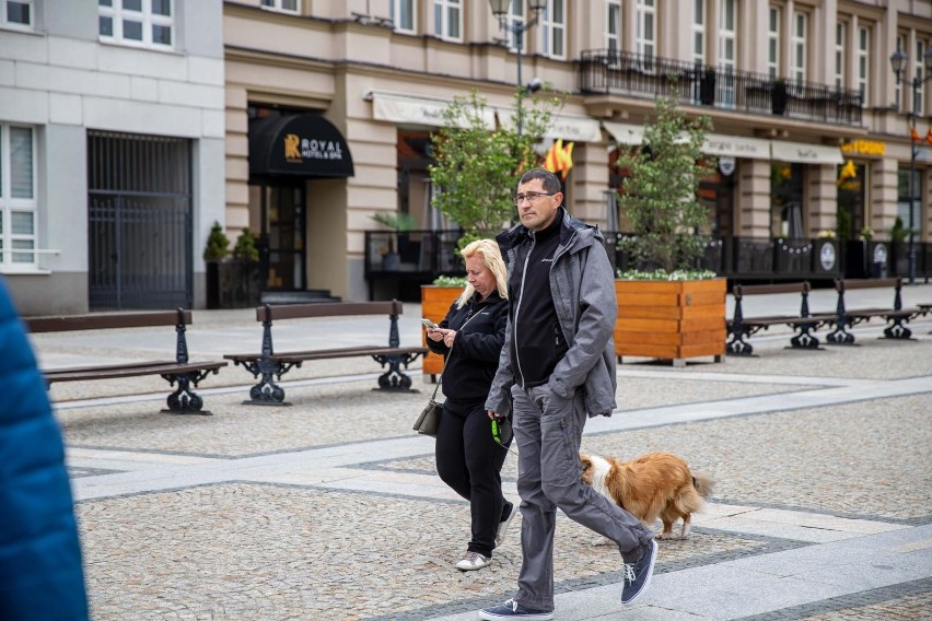 Bez maseczek. Nakaz zasłaniania ust i nosa częściowo zniesiony. Czy to dobrze?