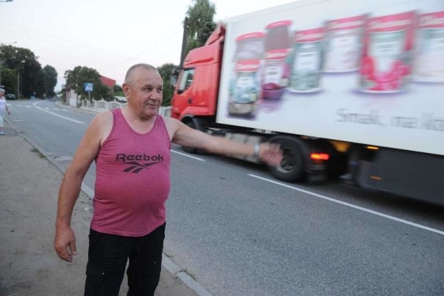 Josef Kerner mieszka w Sławięcicach przy drodze krajowej nr 40. - Tu jest duży ruch, bo to dojazdówka do autostrady. Tiry pędzą jeden za drugim. Strach wyjść na drogę.