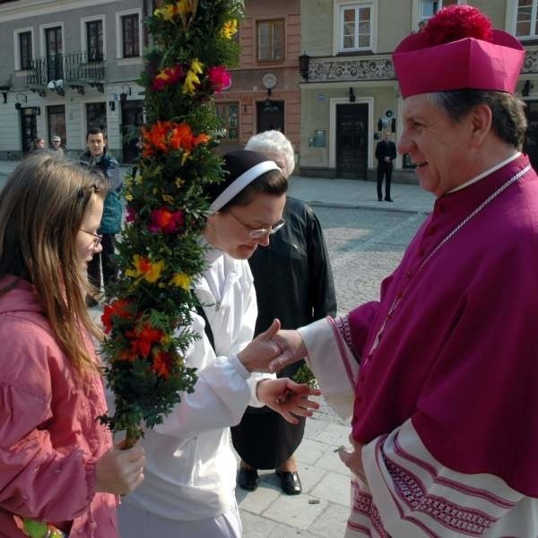 Andrzej Dzięga - biskup sandomierski z wielką uwaga oglądał palmy.