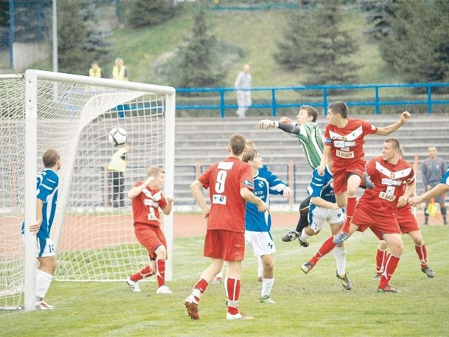 Tak Patryk Kiełpiński (w wyskoku) strzelił jesienią gola Unii Janikowo