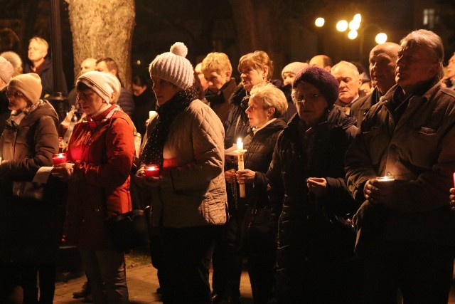 Tłumy ludzi podczas modlitwy w Wieluniu. Więcej na kolejnych zdjęciach.