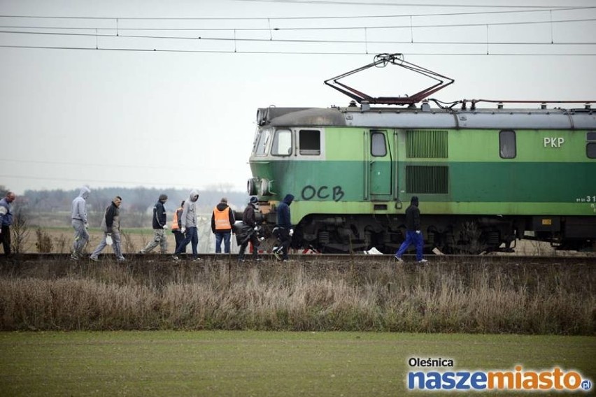 Wypadek na przejeździe kolejowym. W busa uderzyły dwa pociągi. Kierowca nie żyje