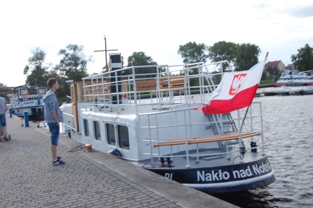 Statek "Jadwiga" cumuje w porcie rzecznym w Nakle