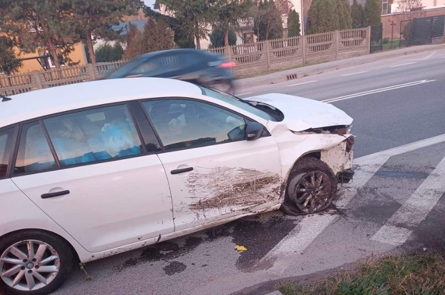 Samochód osobowy wypadł z jezdni na drodze krajowej nr 73 w Woli Morawickiej