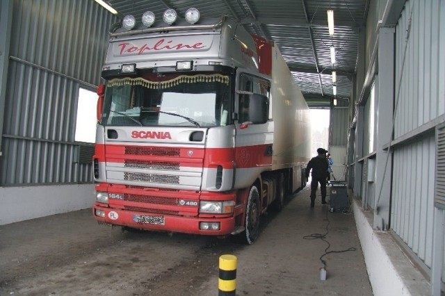 Co dalej z nowoczesnym centrum logistycznym koło PrzemyślaPowstanie Centrum Logistycznego w Krównikach poprawiałoby sprawność odpraw granicznych samochodów ciężarowych. Nz. kontrola ciężarówki na polsko – ukraińskim przejściu granicznym w Medyce.