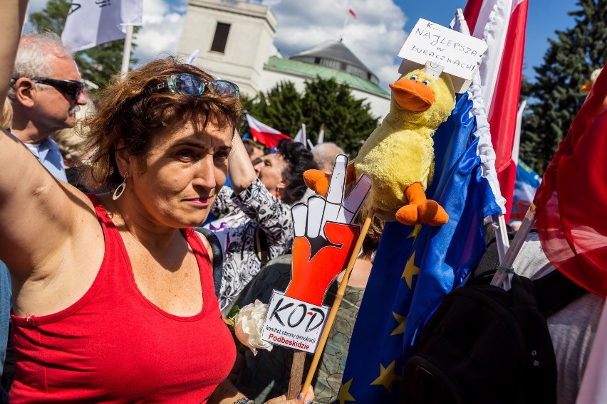 Protest przed Sejmem ws. zmian w sądownictwie [ZDJĘCIA] Demonstracja KOD i Obywateli RP w Warszawie