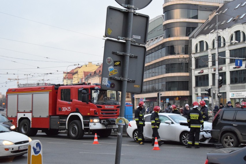 Wypadek na Kazimierza Wielkiego. Lexus wjechał w nissana [ZDJĘCIA]